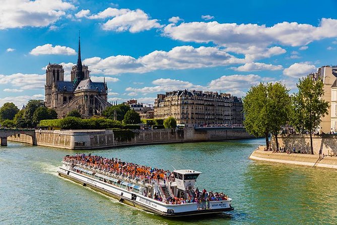 Bateaux Mouches Sightseeing Cruise on the Seine River in Paris - Entering the Seine: Port de la Conférence and how the boarding feels