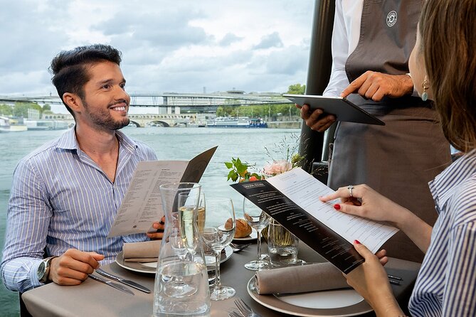 Bateaux Parisiens Seine River Gourmet Lunch & Sightseeing Cruise - Meeting at Port de la Bourdonnais: the Eiffel Tower start line