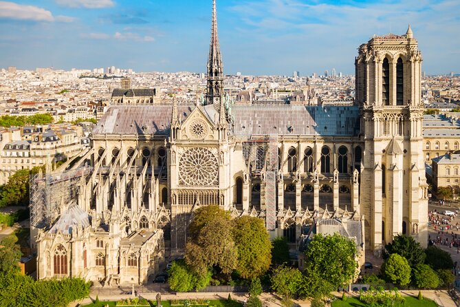 Early Access Paris Notre Dame Cathedral Walking Tour - Île de la Cité orientation: plazas, power buildings, and quick photo breaks