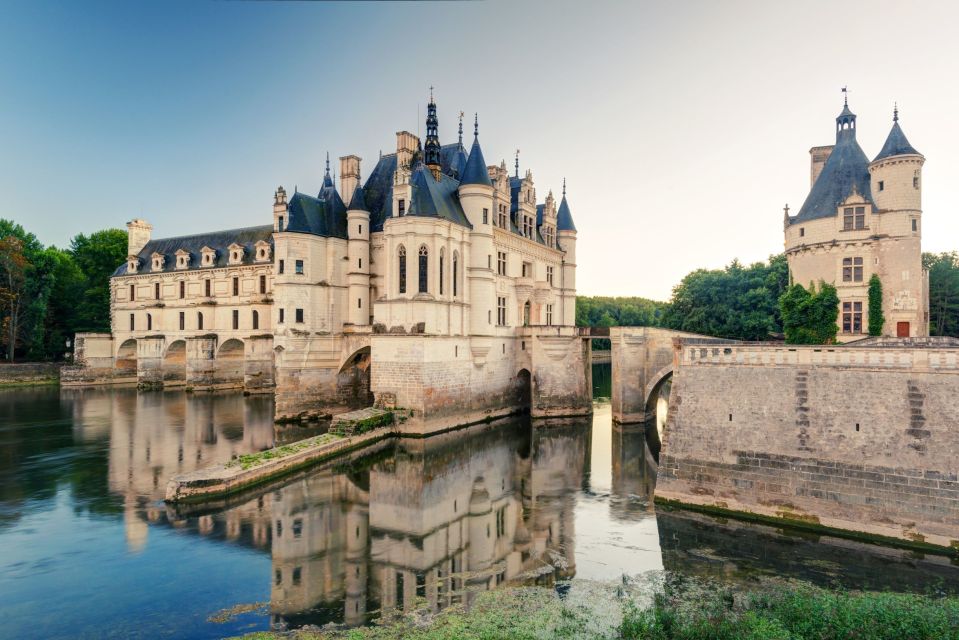 From Paris: Full-Day Loire Valley Chateaux Tour - Meeting point in Paris: Cour Saint Emilion and the Paris City Vision sign