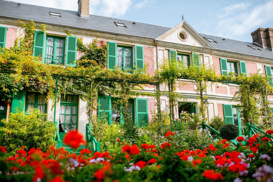 From Paris: Giverny and Versailles Palace Guided Day Trip - From Paris pickup to the first gardens: what the day actually feels like