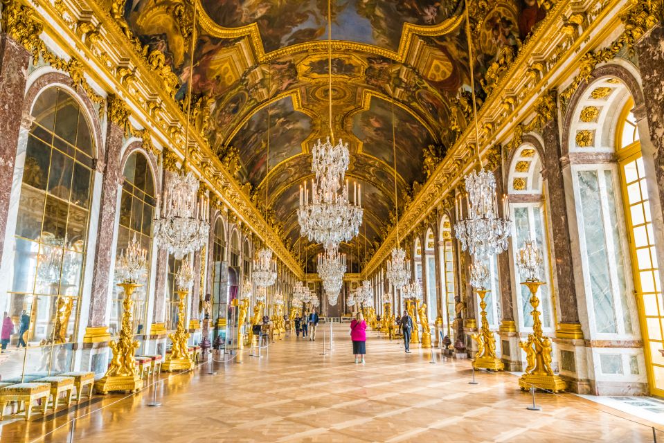 From Paris: Giverny and Versailles Palace Guided Day Trip - Giverny free time: how to make lunch and town wandering fit