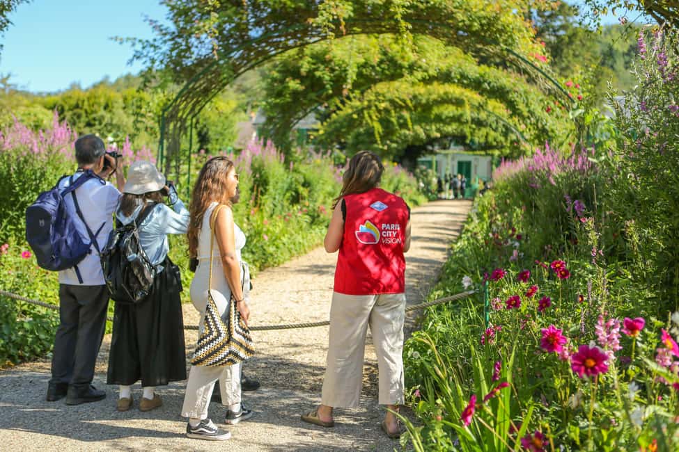 From Paris: Giverny Day Trip with Audio Guide or Live Guide - Crowds, lines, and the reality of limited time