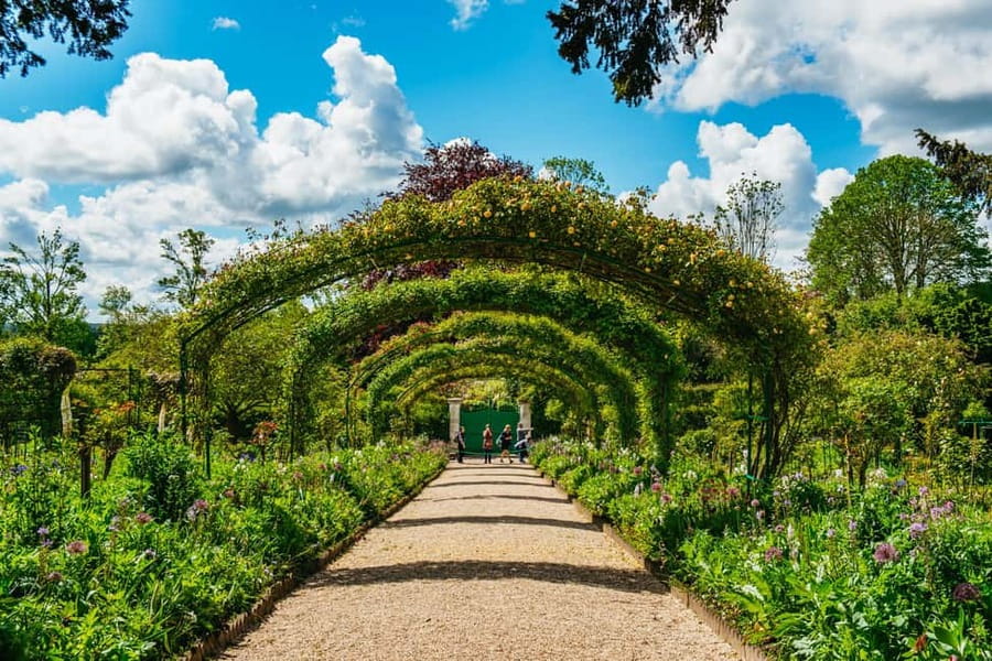 From Paris: Giverny, Monet’s House, & Gardens Half-Day Trip - Monet’s tomb photo stop: a small moment that lands