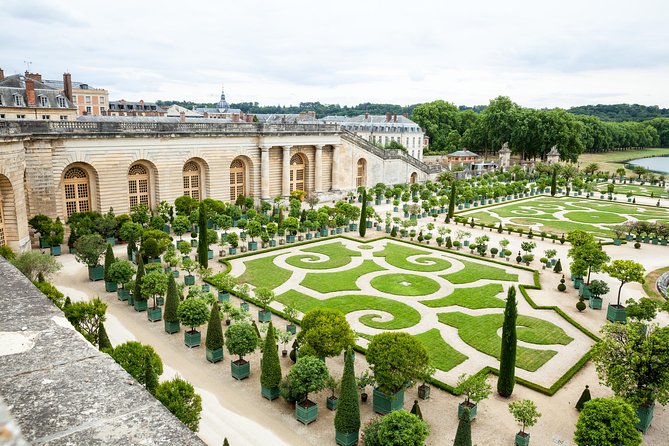 From Paris: Versailles Bike Tour w/ Palace, Gardens, & Picnic - The market stop for your picnic: the best kind of souvenir