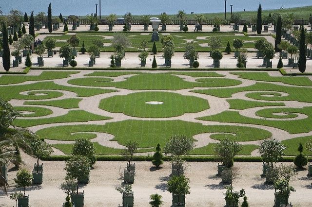 From Paris: Versailles Guided Tour by Deluxe Minibus - What the guides do best (and names you might hear)