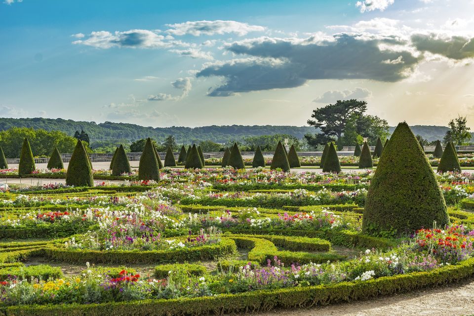 From Paris: Versailles Palace and Gardens Guided Experience - Skip-the-Line Gardens: Sun King Stories, Fountains, and Big Outdoor Views