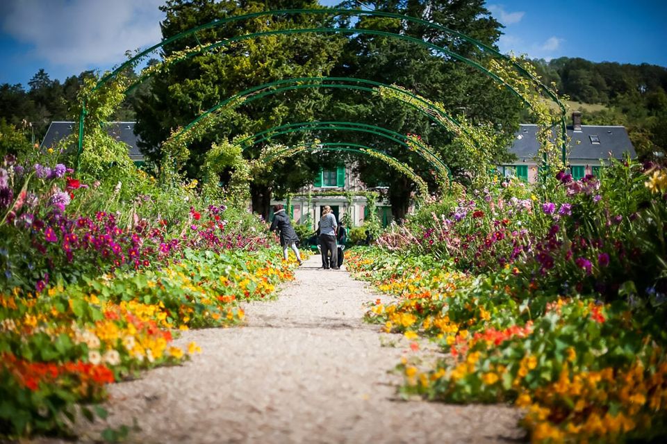Giverny: Monet's House and Gardens Guided Tour - Meeting at Les Nymphéas: the easiest way to start right