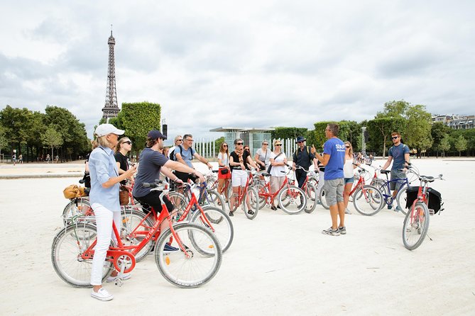Highlights of Paris Bike Tour w/ a Local Guide (English or Dutch) - Rain or shine: how to dress for a bike tour in Paris