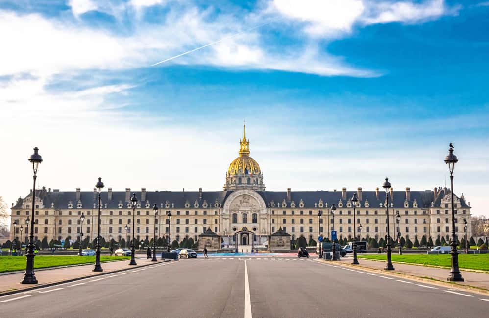 Les Invalides: Napoleon's Tomb & Army Museum Entry - Temporary exhibitions and family-friendly pacing