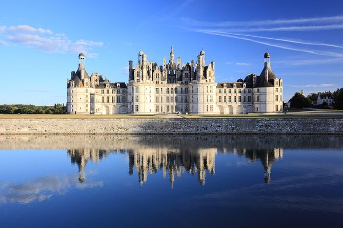 Loire Valley Castles Trip with Chenonceau and Chambord from Paris - Your guide options: licensed guide vs audio app (and what can go wrong)