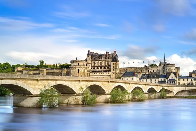 Loire Valley Wine and Castles Small-Group Day Trip from Paris - Meeting point and timing: the 7:00 am start is the deal you sign