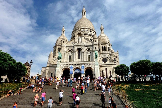 Montmartre Hidden Gems and Scenic Highlights Walking Tour - The quaint pink house café: an easy photo op with real food energy