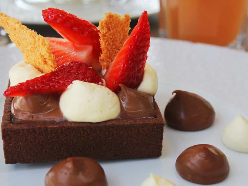 Paris: 1-Hour Sightseeing Cruise and 3-Course Bistro Dinner - Entering the day: where and when to meet
