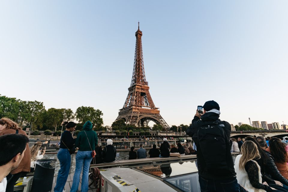 Paris: 1-Hour Sightseeing Cruise and 3-Course Bistro Dinner - On-board comfort: where you should sit and how to hear the narration