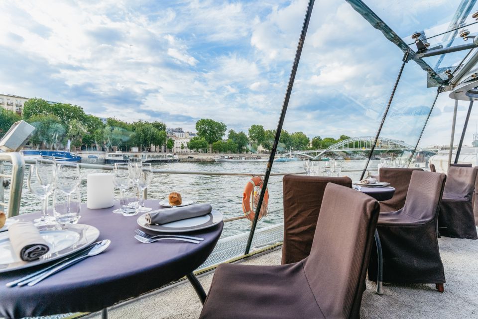Paris: 3-Course-Dinner Cruise on the Seine with live music - Eiffel Tower start on an all-glass boat