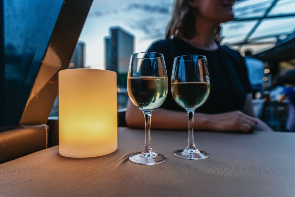 Paris: 3-Course-Dinner Cruise on the Seine with live music - 3-course à-la-carte dinner: what you’re really paying for