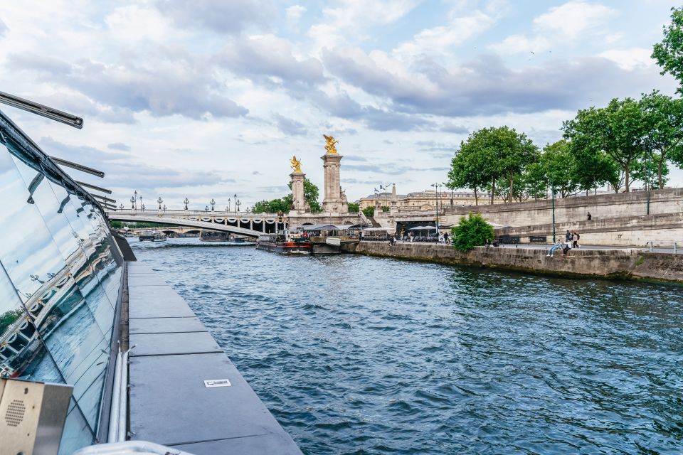Paris: 3-Course-Dinner Cruise on the Seine with live music - Live music: how it affects your mood (and your conversation)