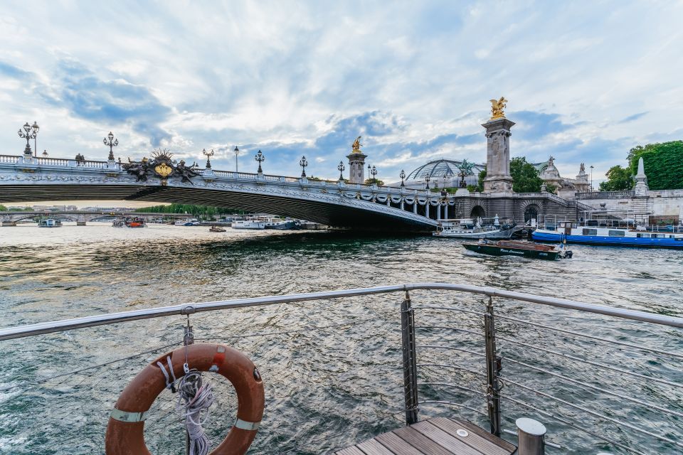 Paris: 3-Course-Dinner Cruise on the Seine with live music - Should you book this Paris Seine dinner cruise?