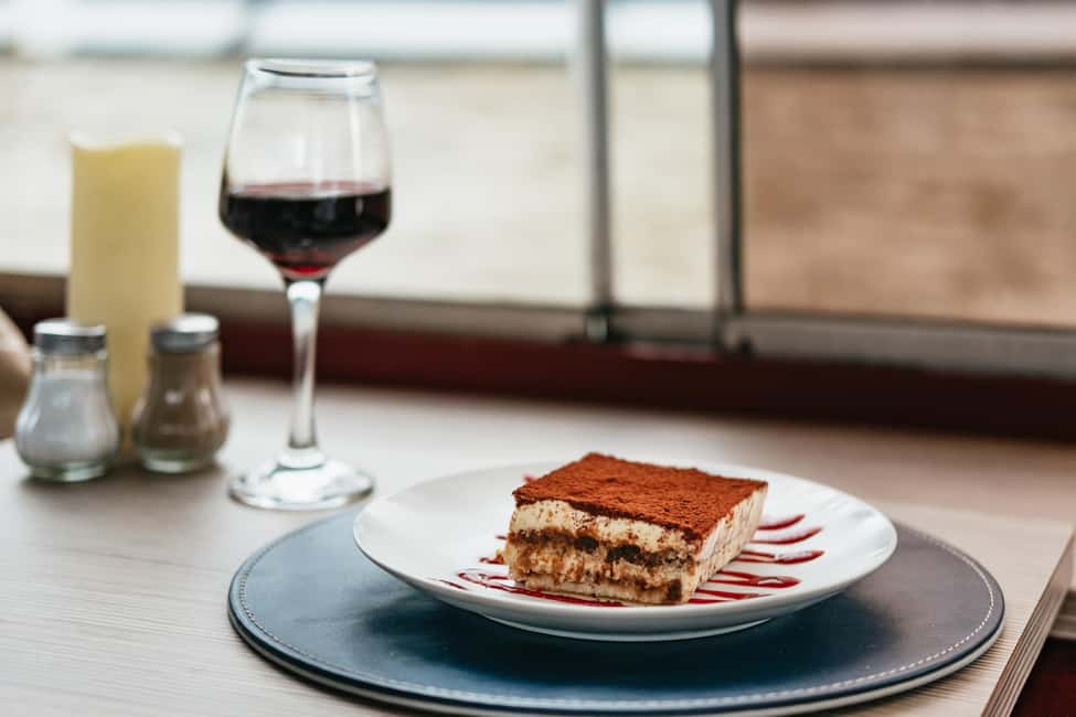 Paris: 3-Course Italian Meal Seine Cruise - The Atmosphere: Easygoing Service, Music, and Practical Dinner Flow