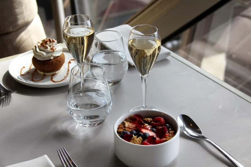 Paris: 3-Course Lunch at Eiffel Tower's Madame Brasserie - Service and atmosphere: small group energy without the chaos