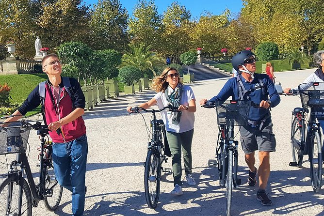 Paris: Charming Nooks and Crannies Bike Tour - From City Hall to Île Saint-Louis: see old Paris before the crowds