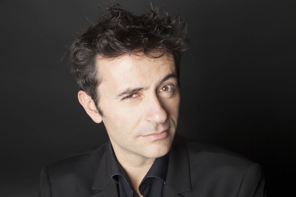 Paris: Comedy Show in English - How to Become a Parisian - The Photo With the Comedian (A Small Inclusion With Real Fun)