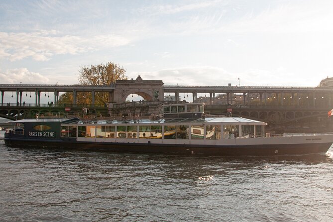 Paris en Scene 3 Course Seine River Dinner Cruise - L’Ile aux Cygnes: Your First Glimpse of the River’s Personality