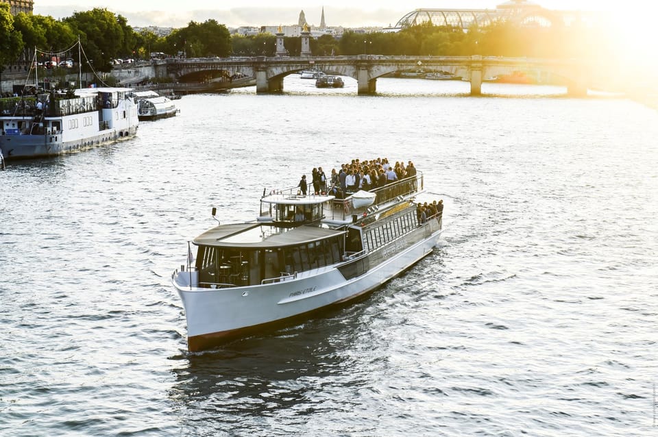 Paris: Evening River Cruise with Music - Timing Tips: How to Get the Eiffel Sparkle Moment