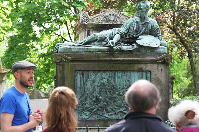 Paris: Famous Graves of Pere Lachaise Cemetery Guided Tour - Key things you’ll notice on this Père Lachaise walk