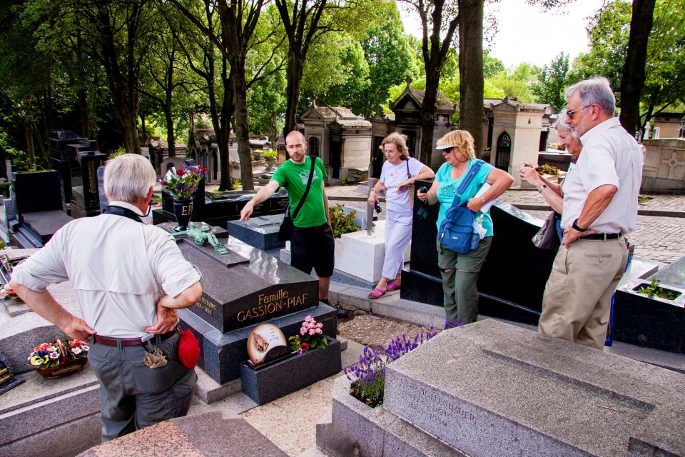 Paris: Famous Graves of Pere Lachaise Cemetery Guided Tour - Meeting up, photo moments, and how the pace feels