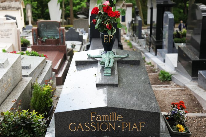Paris: Famous Graves of Pere Lachaise Cemetery Guided Tour - The “labyrinth” part: famous graves you can actually find