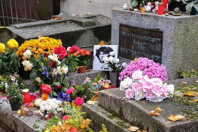 Paris: Famous Graves of Pere Lachaise Cemetery Guided Tour - Oscar Wilde’s tomb and the story behind the lipstick kisses