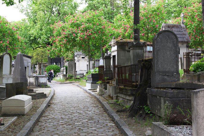 Paris: Famous Graves of Pere Lachaise Cemetery Guided Tour - Jim Morrison: the most visited grave and the noise of devotion