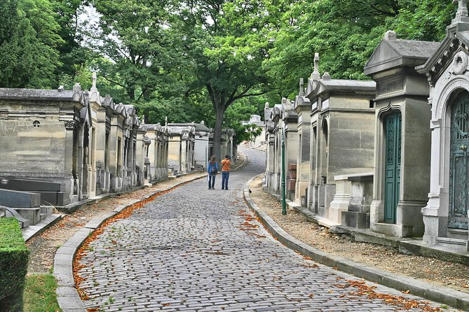 Paris: Famous Graves of Pere Lachaise Cemetery Guided Tour - Père Lachaise in 2 hours: how the highlight route works