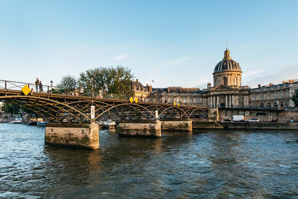 Paris: Gourmet Dinner Cruise on Seine River with Live Music - Live singer/guitar and DJ set: how the night flows