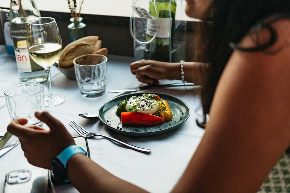 Paris: Gourmet Dinner Cruise on Seine River with Live Music - The 3-course gourmet meal: what you actually get