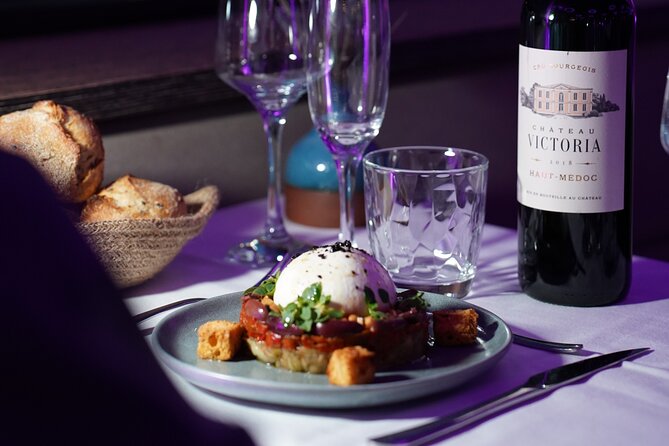 Paris Gourmet Dinner Seine River Cruise with Singer and DJ Set - Place de la Concorde, Pont Neuf, and the bridges that do the storytelling