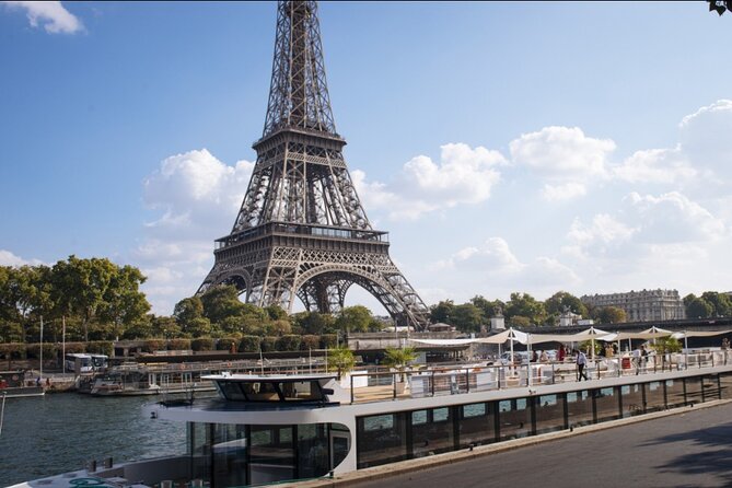 Paris Gourmet Dinner Seine River Cruise with Singer and DJ Set - Live singer and DJ set: music that turns a cruise into a party