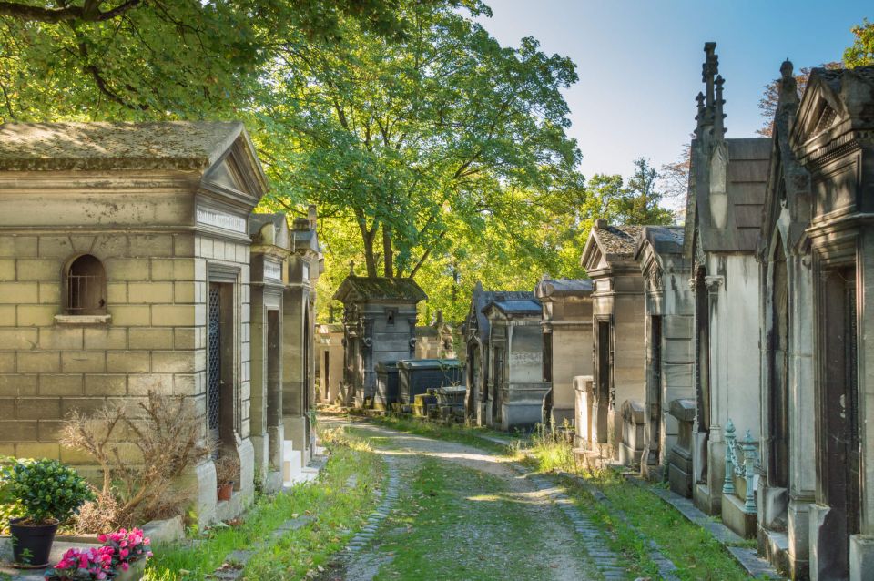 Paris: Haunted Père Lachaise Cemetery Guided Tour - Should you book the haunted Père-Lachaise tour?