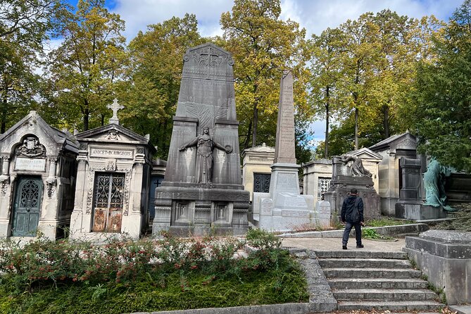 Paris: Haunted Père Lachaise Cemetery Guided Tour - Small practical tips so you enjoy the spooky part