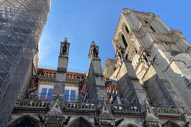 Paris: Île de la Cité and Notre-Dame Walking Tour With Crypt - Finding your guide fast on Pont Neuf