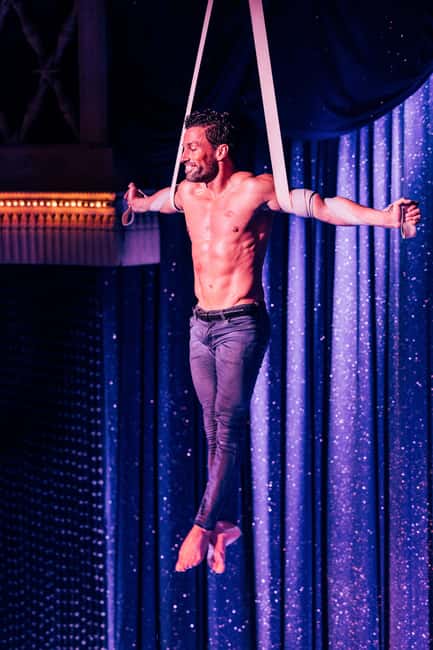 Paris: La Nouvelle Eve Cabaret Show with Champagne - La Nouvelle Eve in Montmartre: Belle Epoque Meets a Tight Stage