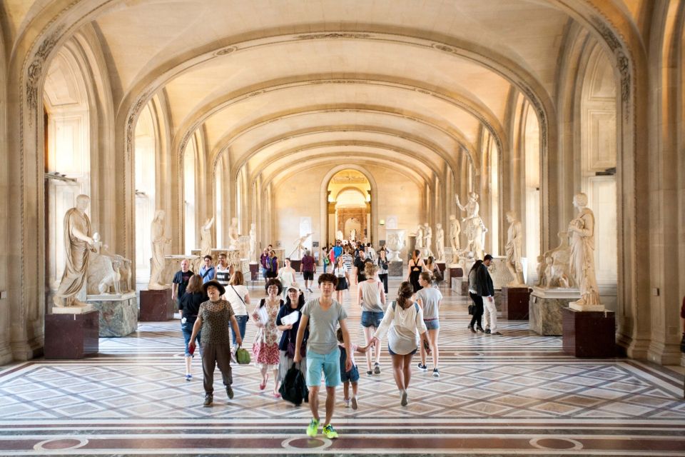 Paris: Louvre Museum Guided Tour - How the guide keeps you sane in crowded galleries