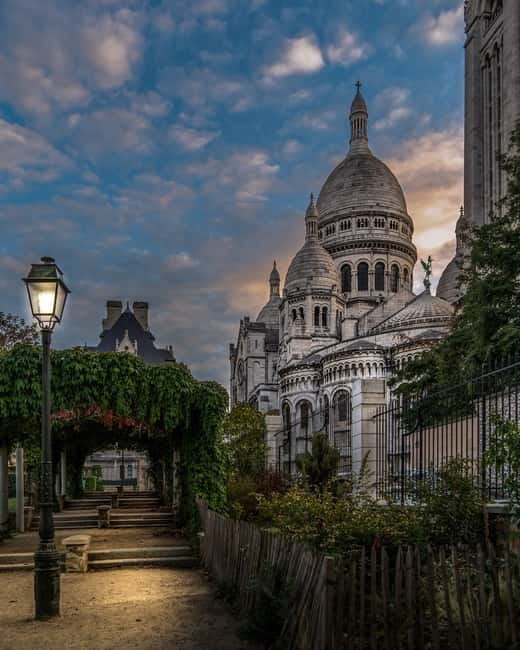 Paris: Montmartre Highlights Walking Tour with a Local Guide - Why a Montmartre walking tour feels different with the right local guide
