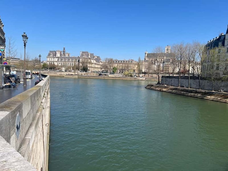 Paris: Notre-Dame Cathedral Exterior Tour & Free Entrance - Entering the cathedral for free: how to use your self-paced time
