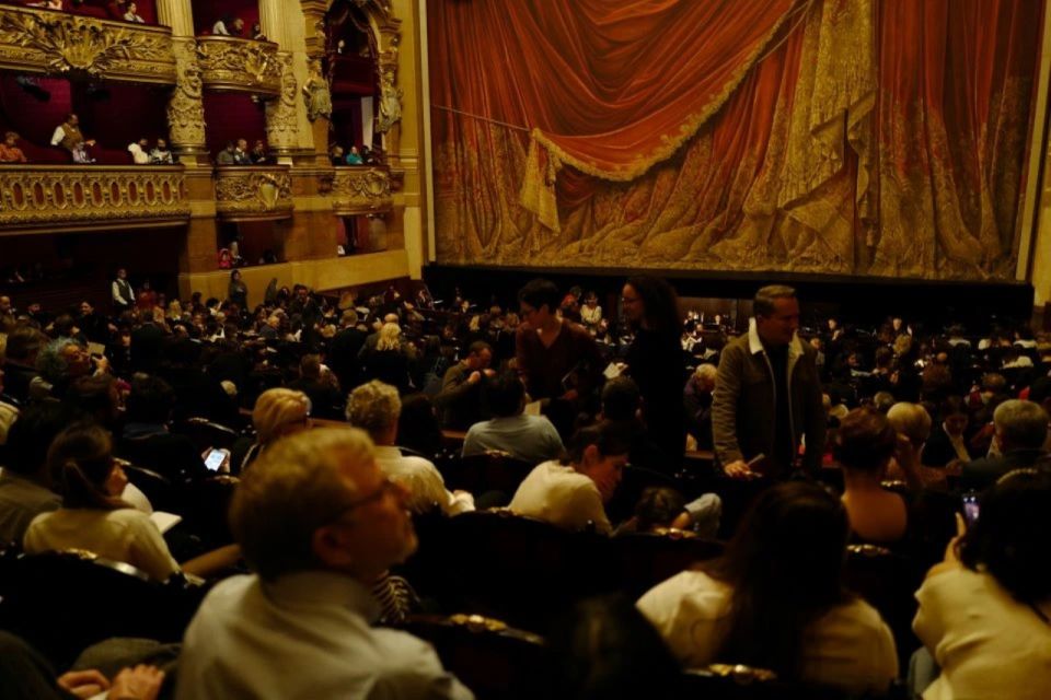 Paris: Opera Garnier and Seine River Cruise Tickets - Onboard audio: 13 languages and smartphone listening