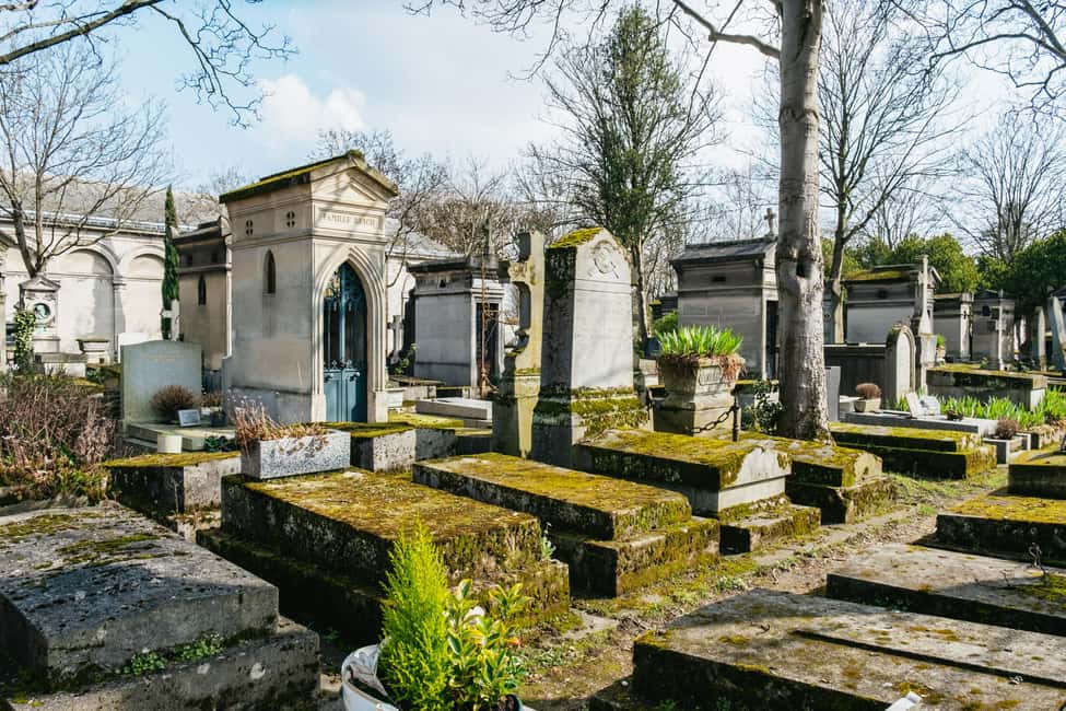 Paris: Pere Lachaise Cemetery Guided Tour - Funerary art you can actually appreciate on foot