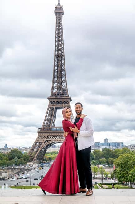 Paris: Photoshoot Around Eiffel Tower with 55 Edited Photos - Your Photographer Runs the Session (Yes, Even Your Walk)
