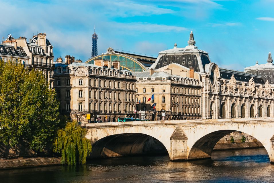 Paris: Romantic Cruise with 3-course Dinner on Seine River - A 2-hour Seine dinner cruise with landmark lights and a chef-made menu